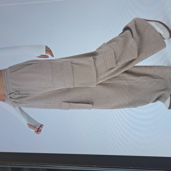 LARGE.   HALARA RIBBED MIDRISE DRAWSTRING WIDE LEG CARGO PANT - Picture 3 of 10